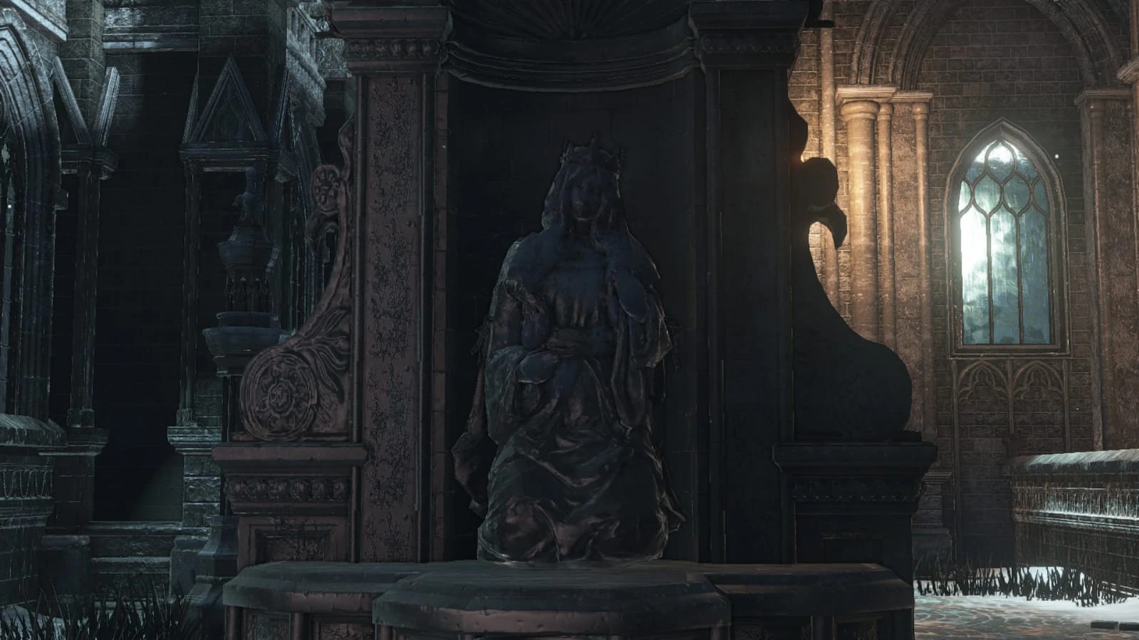 Танцовщица из Иритилла весьма вероятно является частью королевской семьи, и скорее всего, статуя женщины в короне — её статуя.