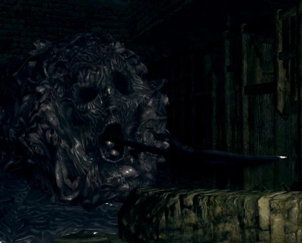 Масса Душ атакует копьем