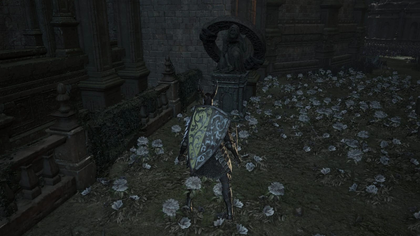 Статуя пигмея, несущего на спине символ, похожий на меч признания.