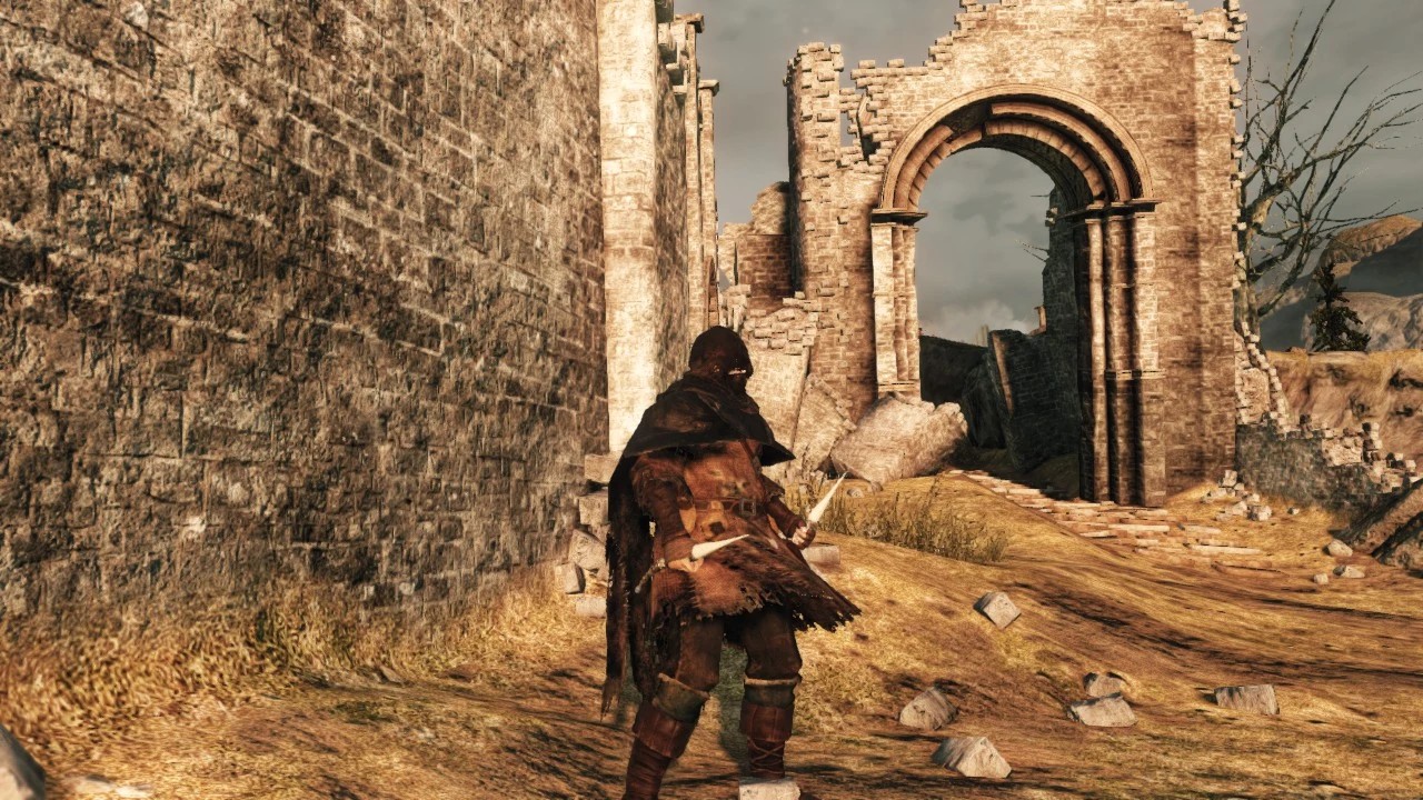 Прямой меч слоновой кости в боевой стойке.