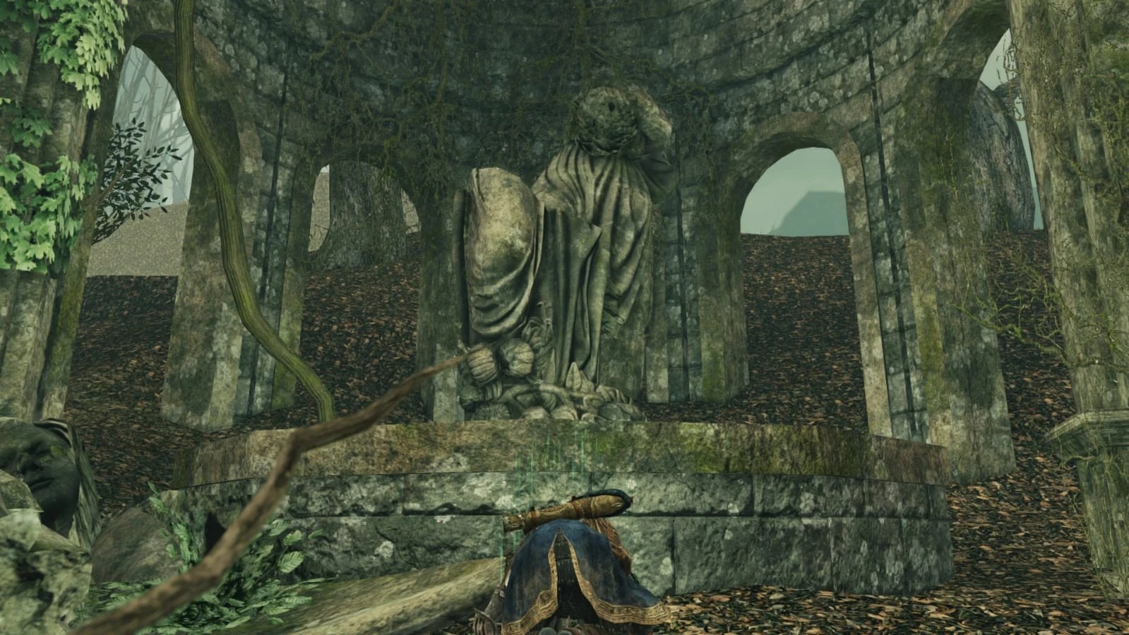 Неизвестная разрушенная статуя в Темнолесье.