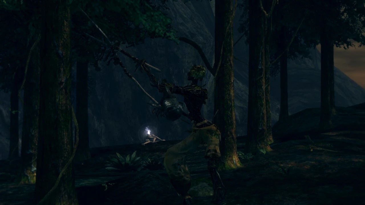 Чучело с секатором подстригает листву