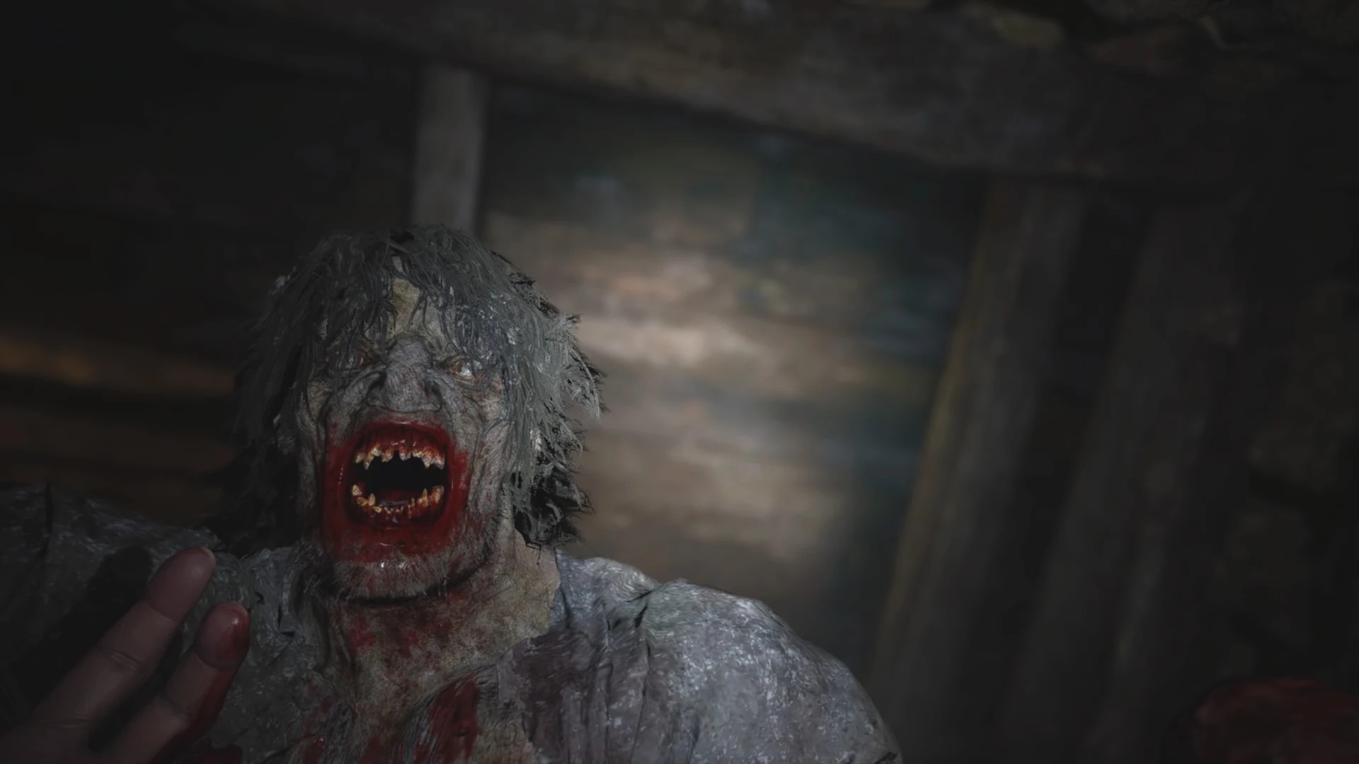 Нападает на Итана в подвале